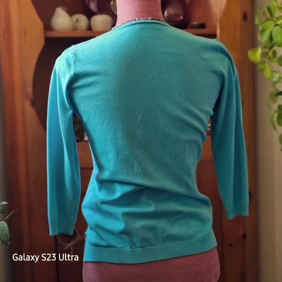 Renuar v-neck sweater, size extra small. - Picture 3 of 8